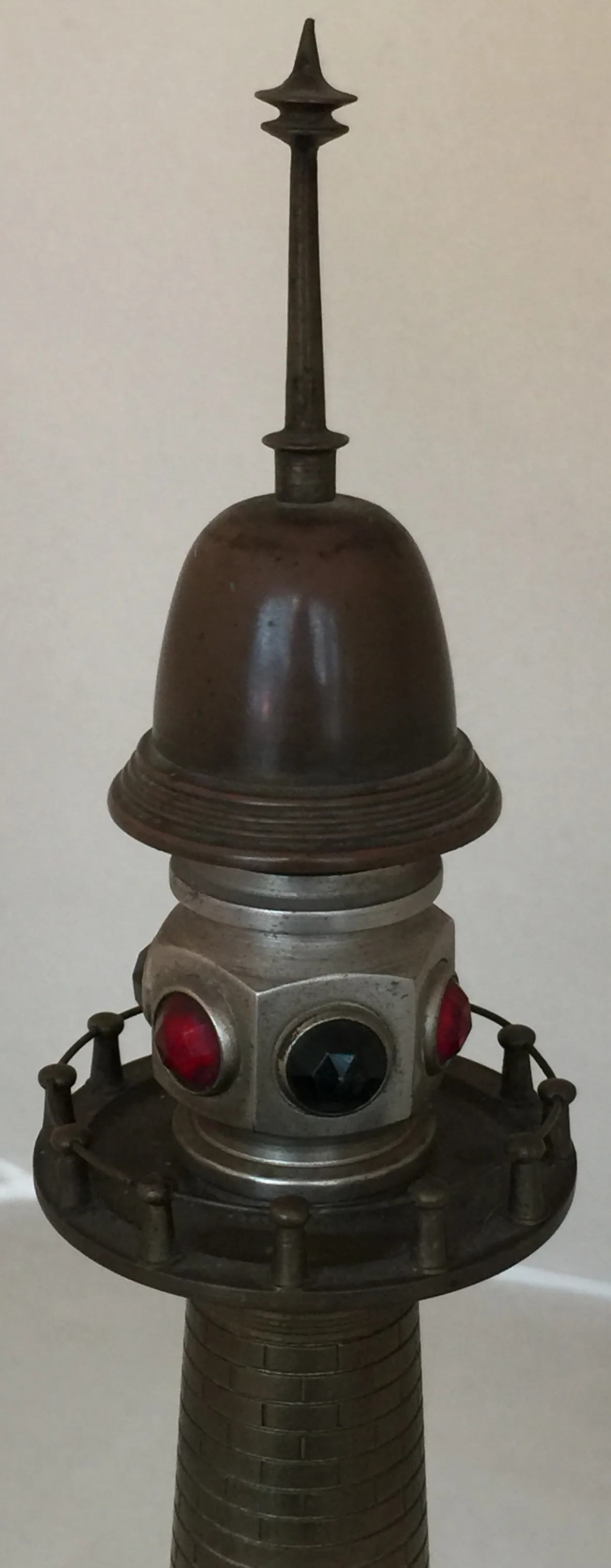 lampe de bureau ancienne avec détails rouges et noirs, base décorative en tons métalliques, ambiance classique