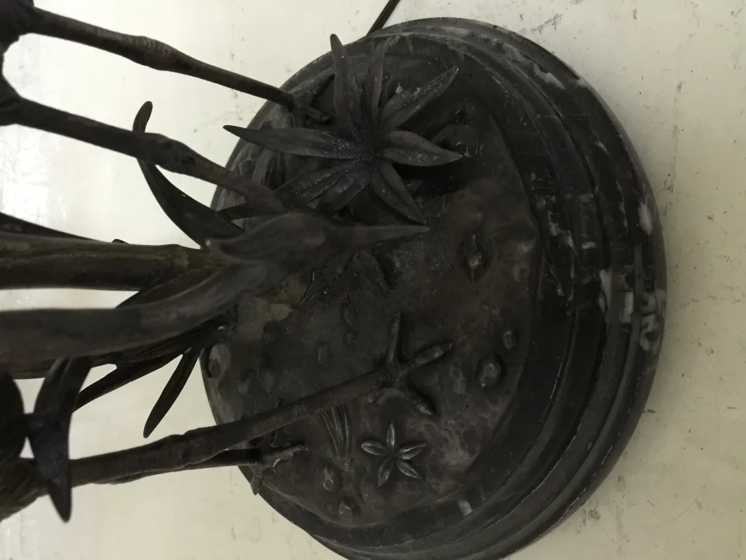 antica lampada da tavolo con base decorativa e intagliata