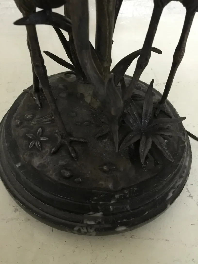 Lampada da tavolo antica con base decorativa floreale e intagliata.