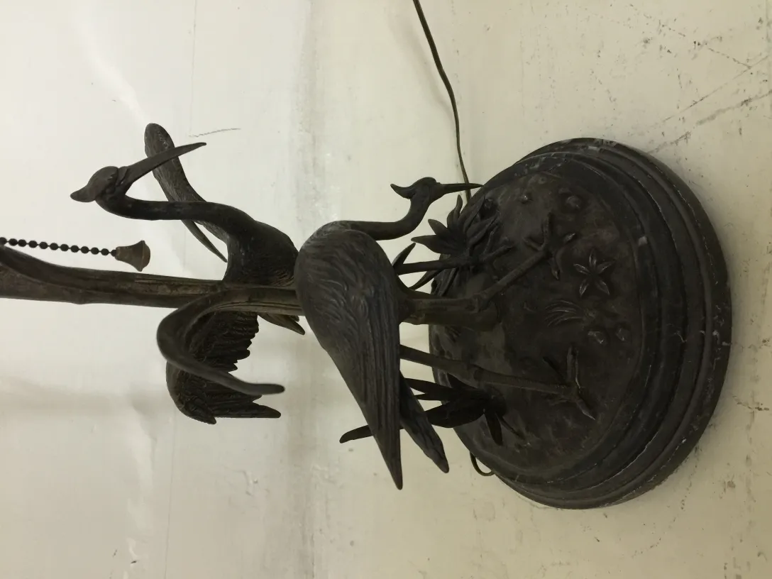 Antike Tischlampe mit Kranichen und Blumenmustern