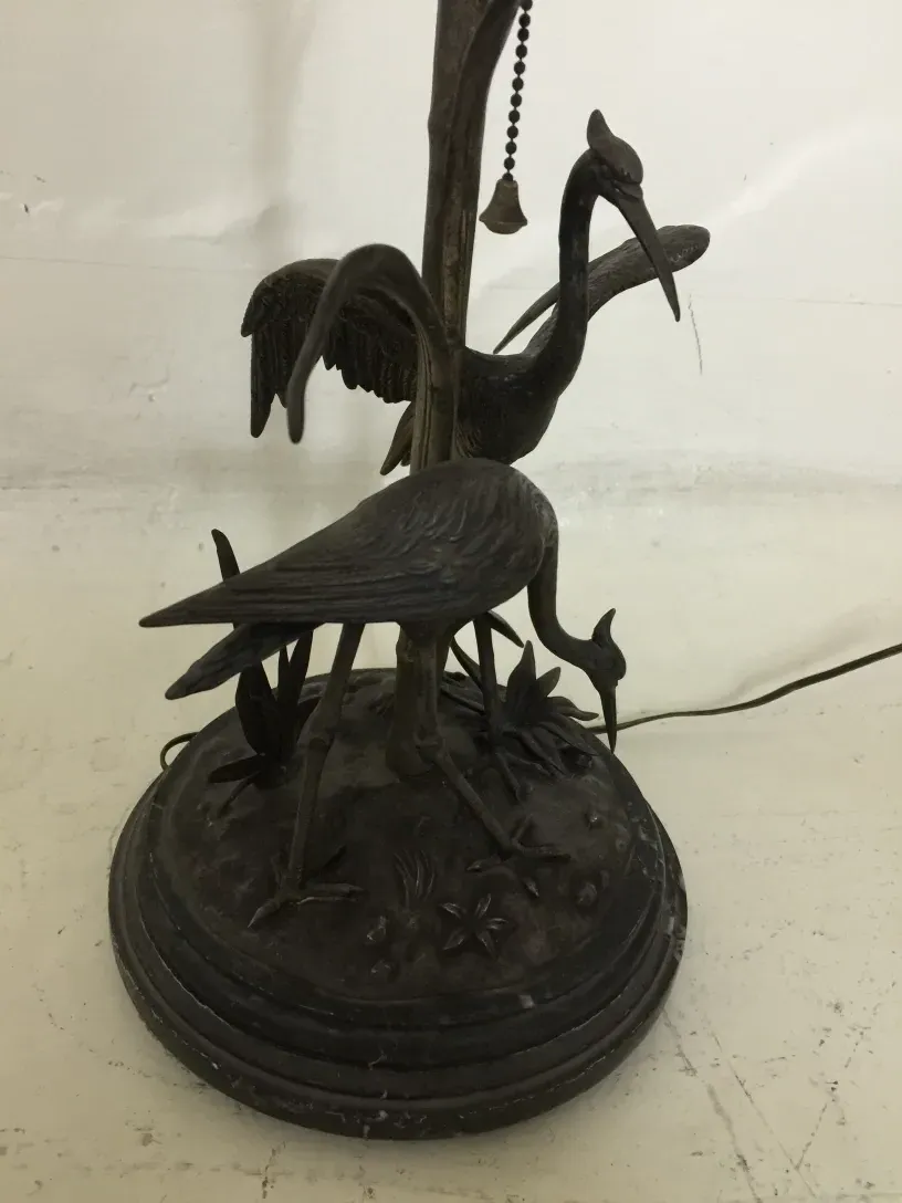 antique table lamp Figudo dengan bangau dan detail floral