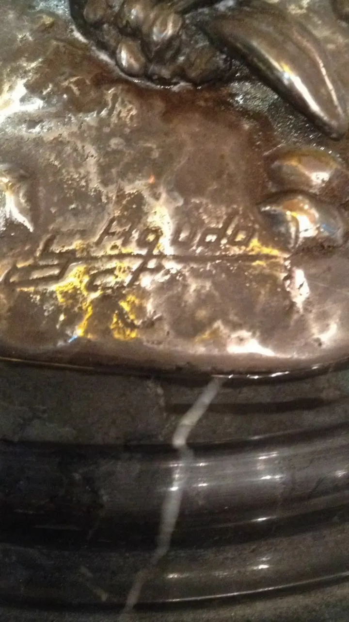 Lampada da tavolo antica con dettagli artistici in un ambiente elegante.