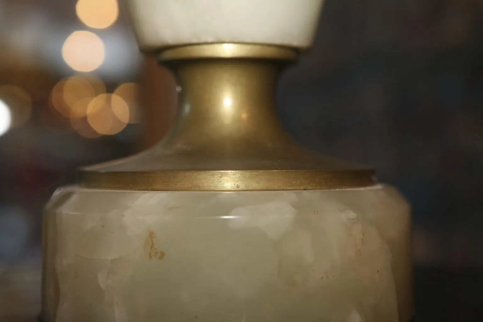 Basis einer antiken Tischlampe, klassisches Design, warme Atmosphäre