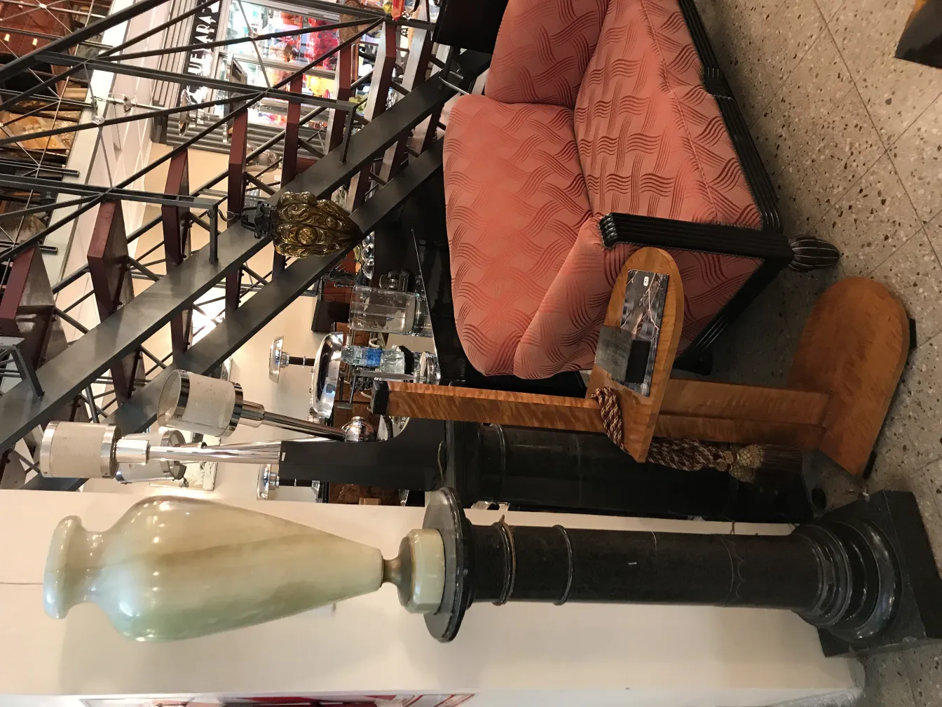 lampada da tavolo antica con design elegante e base decorativa