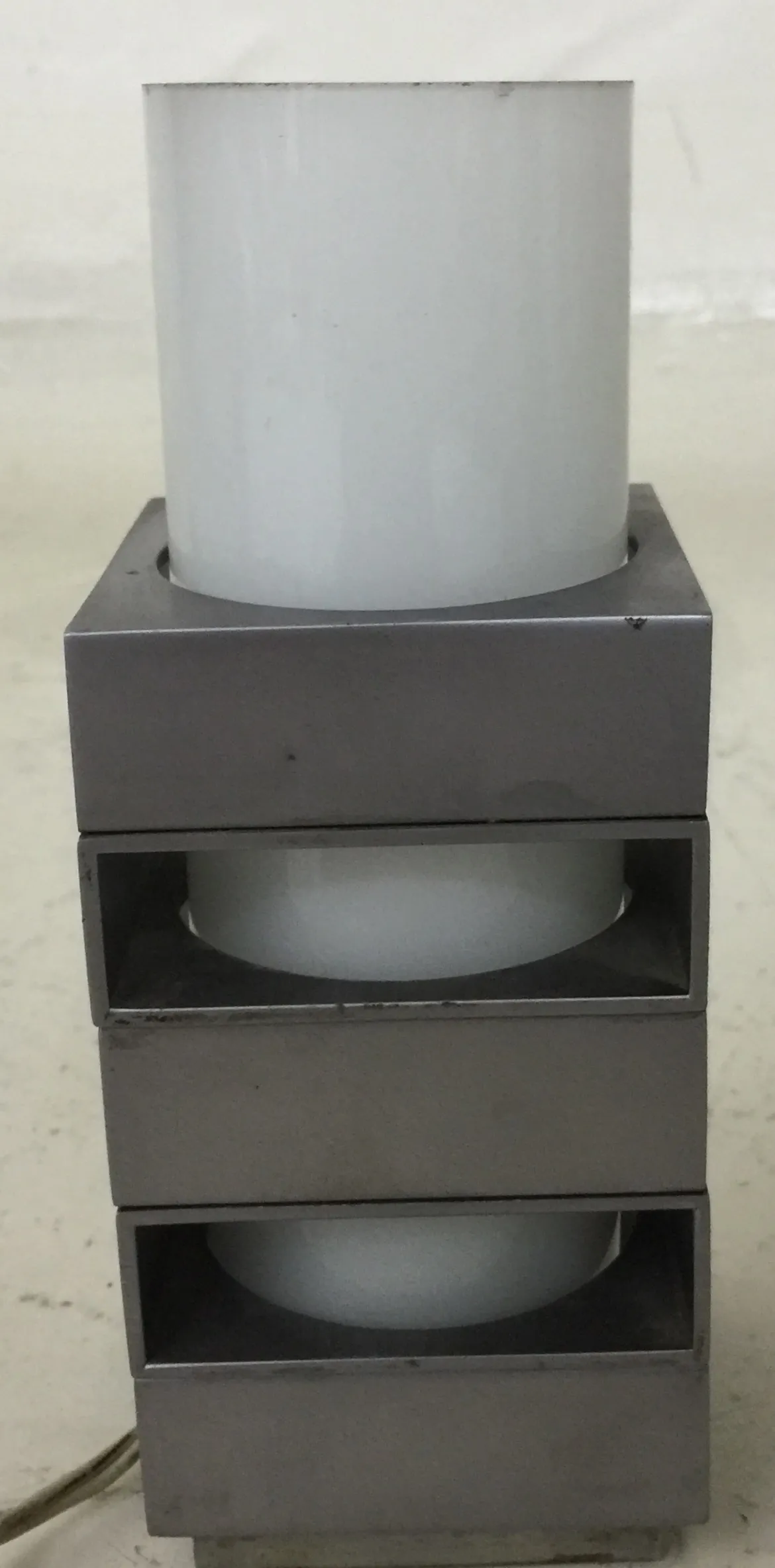 Antike Tischlampe mit einfachem geometrischem Design.