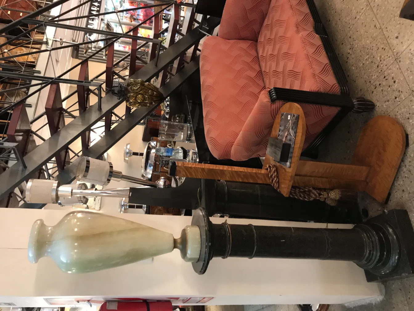 Lampe de bureau ancienne avec un design distinctif dans un cadre accueillant