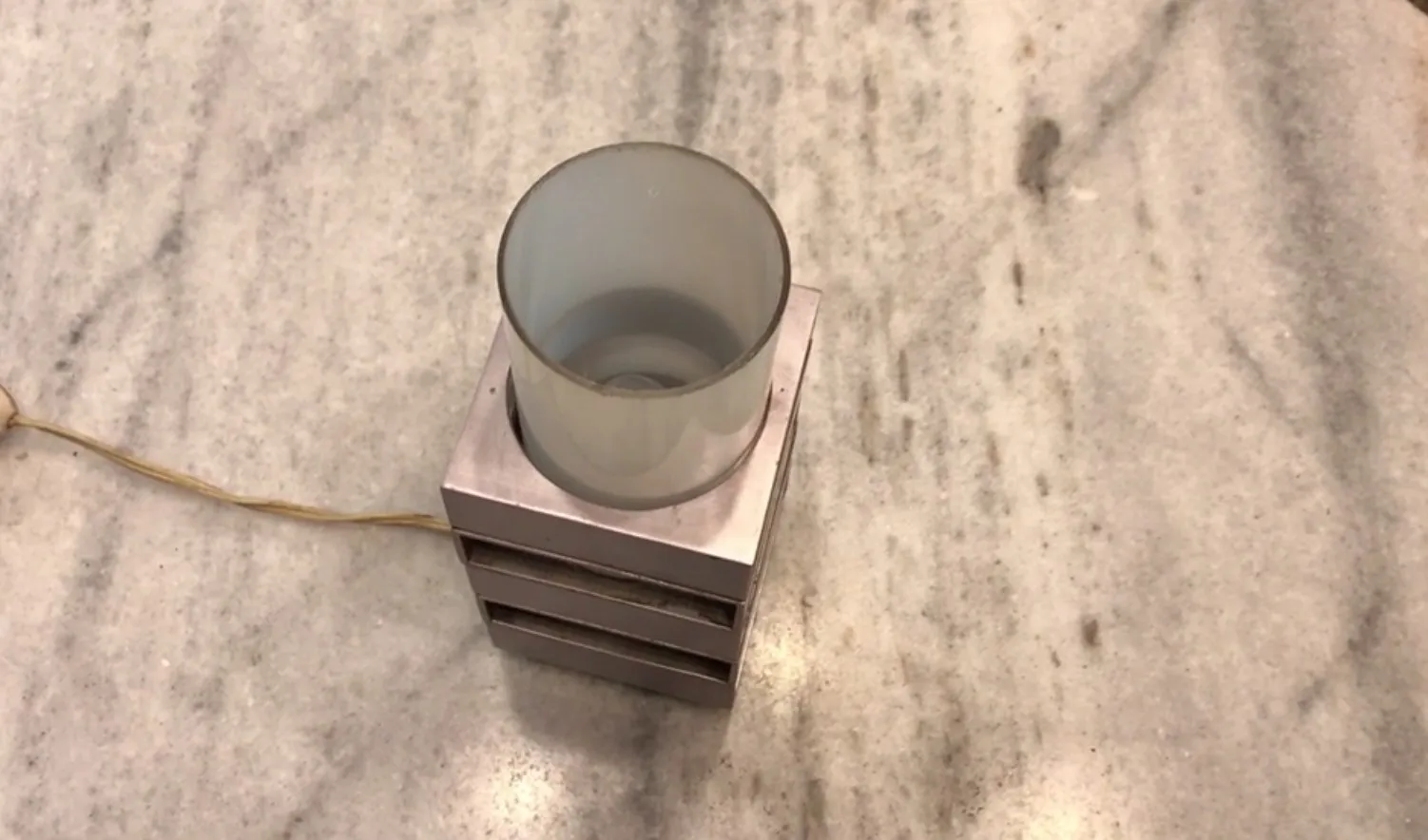 lampada da tavolo antica con design elegante e luce morbida, su sfondo in marmo