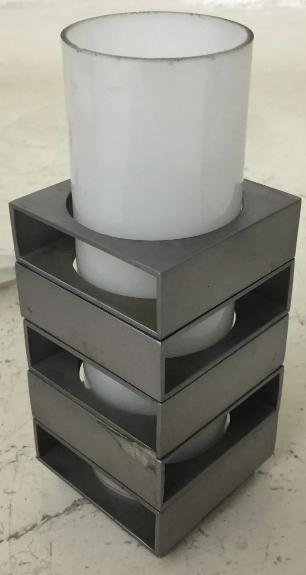 lampe de bureau antique avec un design moderne et une base carrée