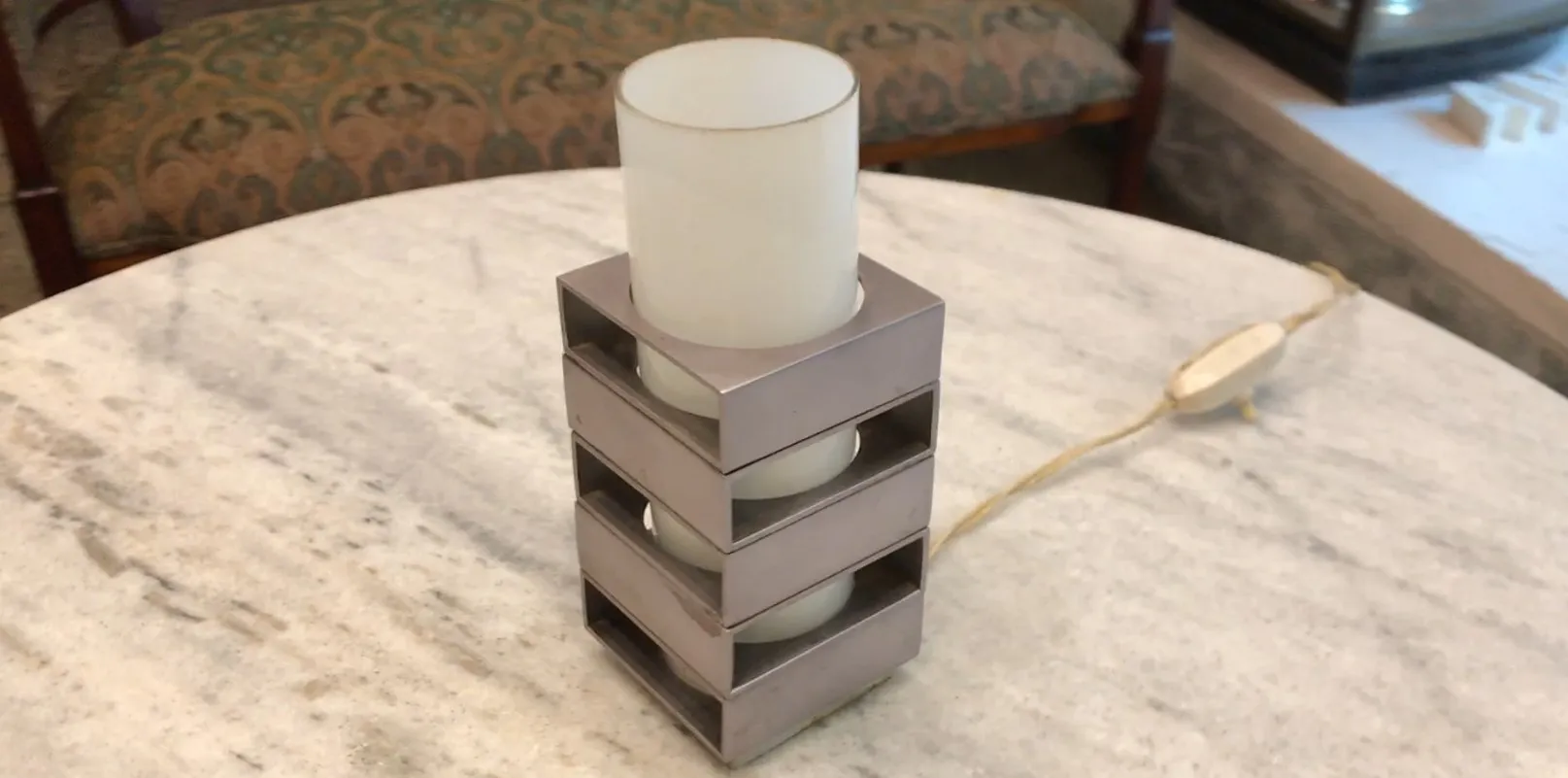 lampara de mesa antigua con varias secciones y luz blanca