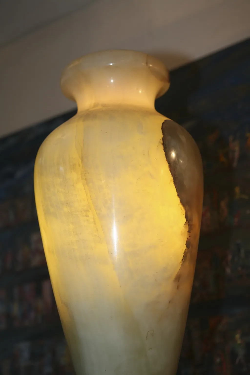 luminária de mesa antiga com decorações alegóricas e luz quente