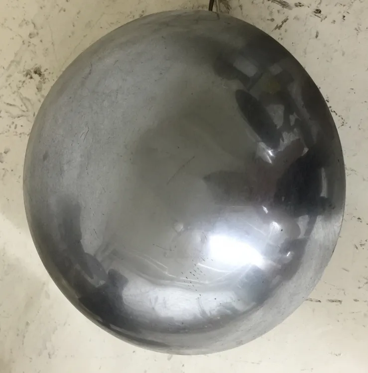 lampe de bureau antique ronde dans un cadre neutre