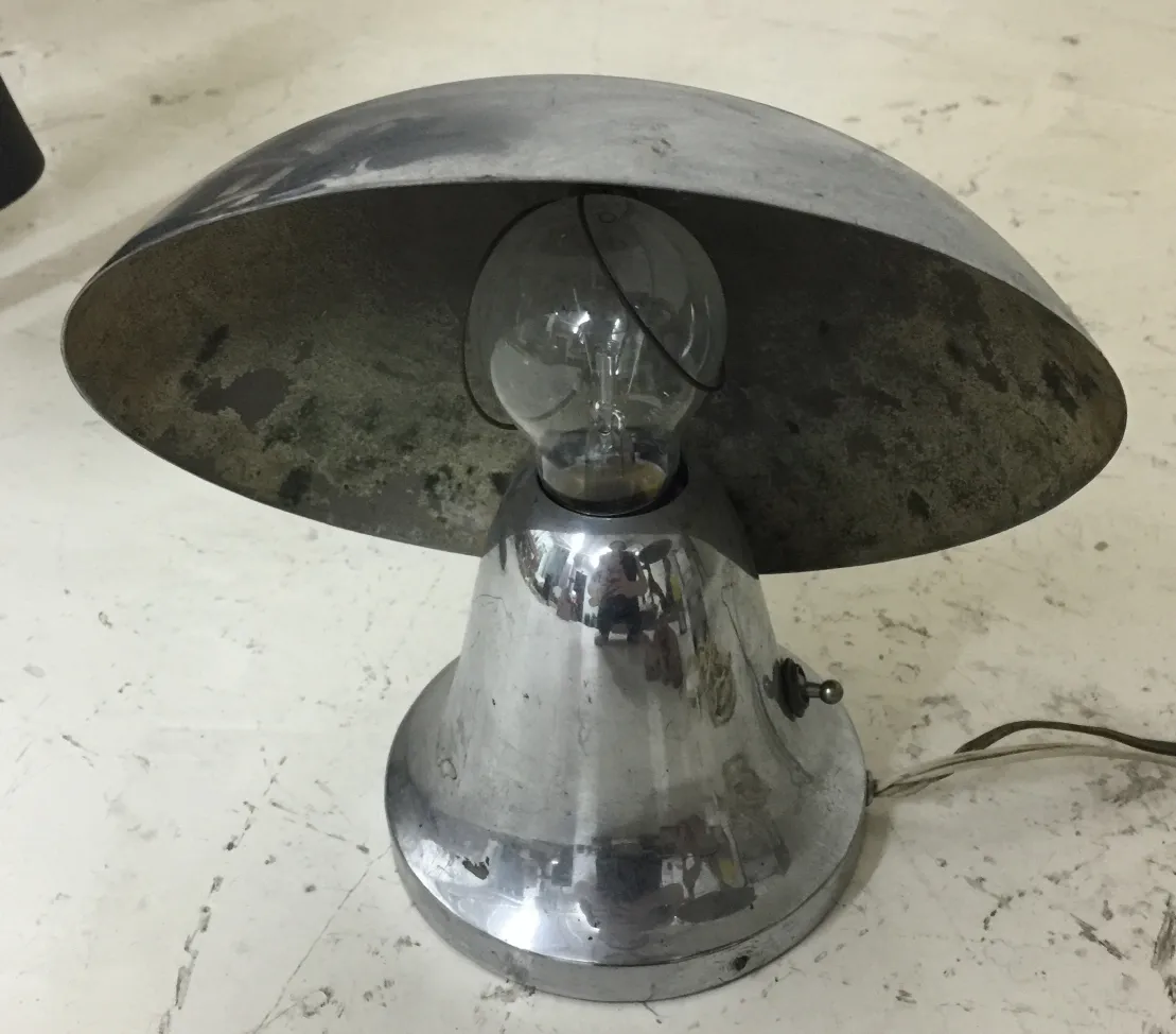 luminária de mesa antiga com cúpula metálica brilhante