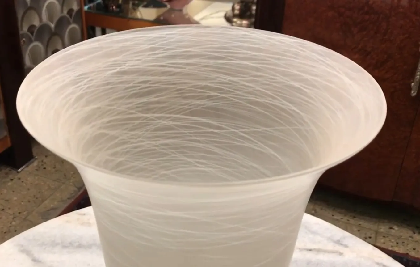 luminária de mesa antiga com design curvo e elegante, ambiente acolhedor