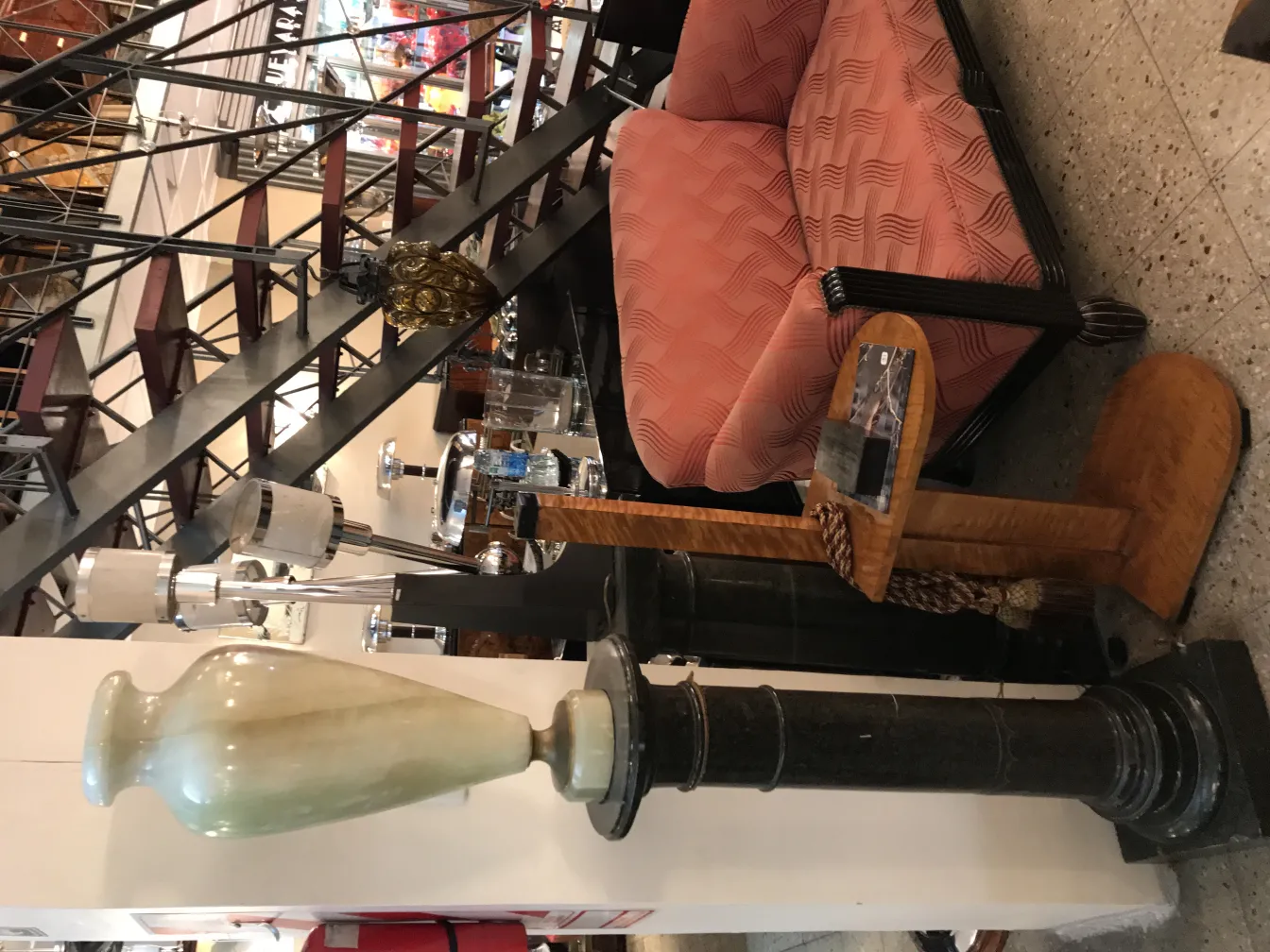 lampara de mesa antigua con base decorativa y luz cálida