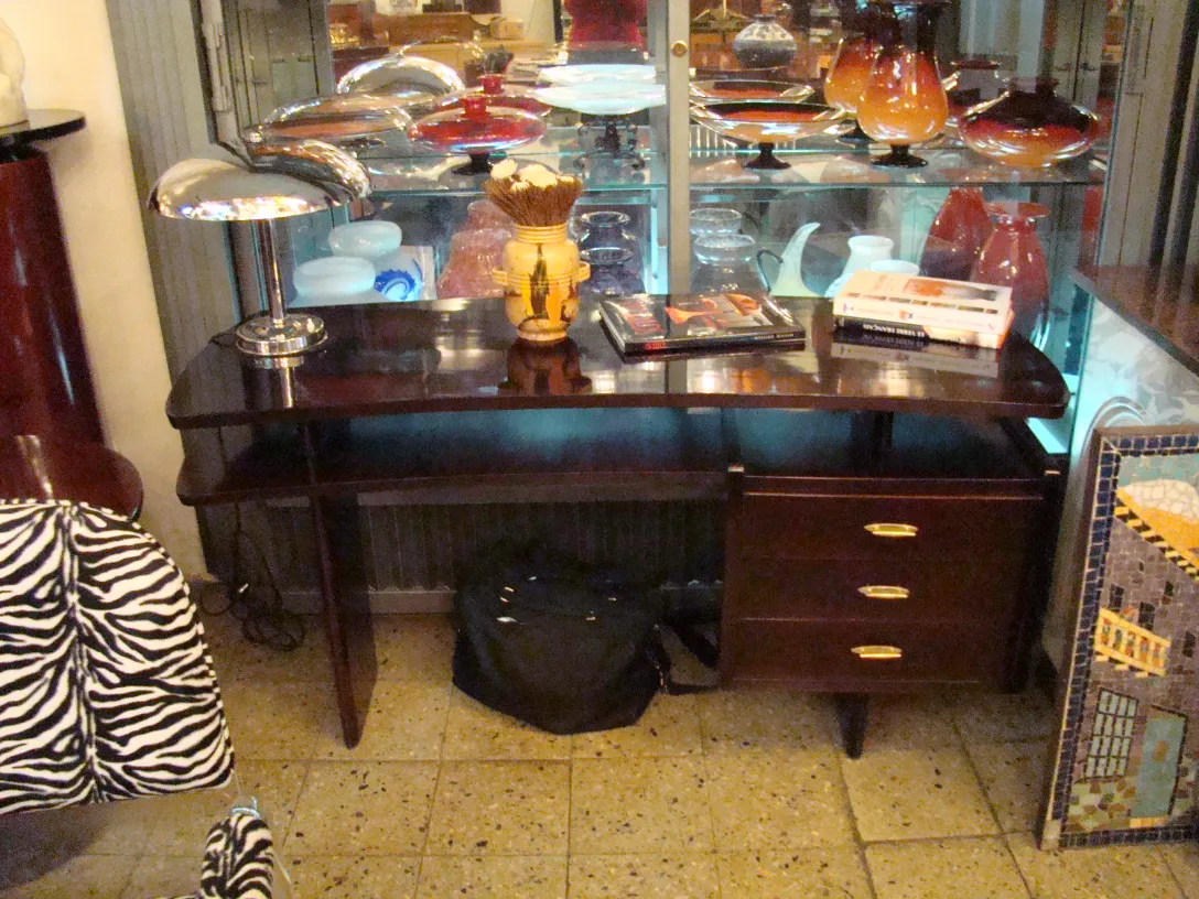 Lámpara de mesa antigua con base brillante en un entorno acogedor.