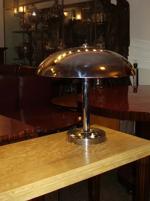 Lampe de bureau ancienne avec une base brillante dans un cadre élégant.