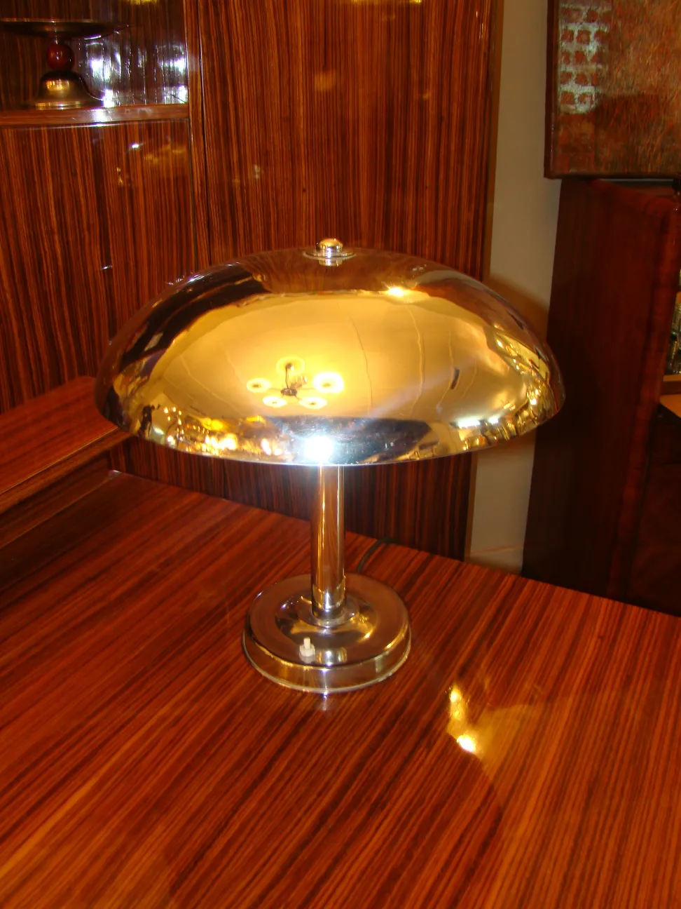 Lámpara de mesa antigua con base brillante en ambiente elegante