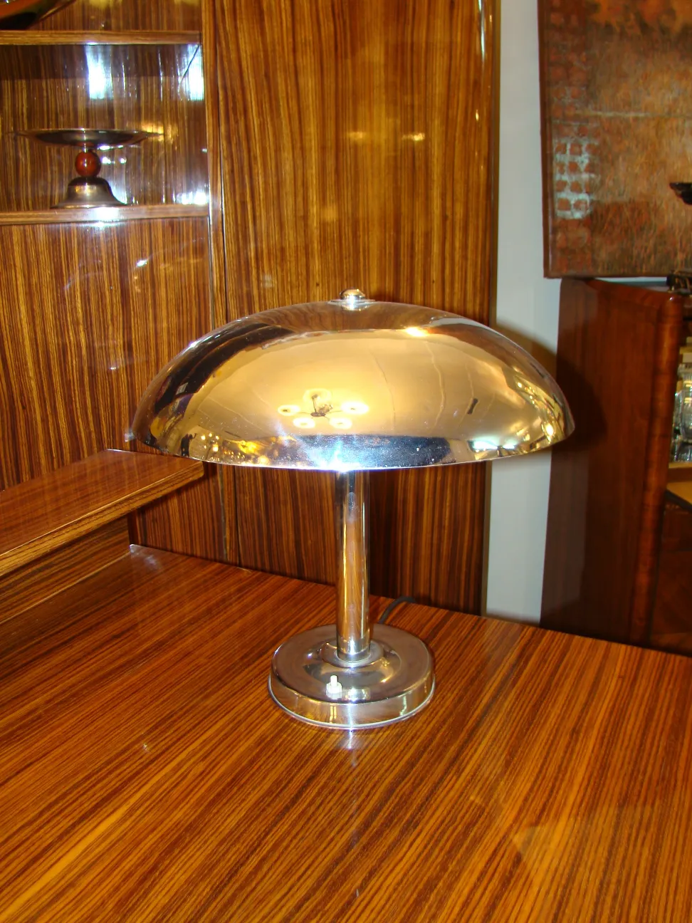 पुरानी टेबल लैंप चमकदार बेस के साथ लकड़ी के मेज पर