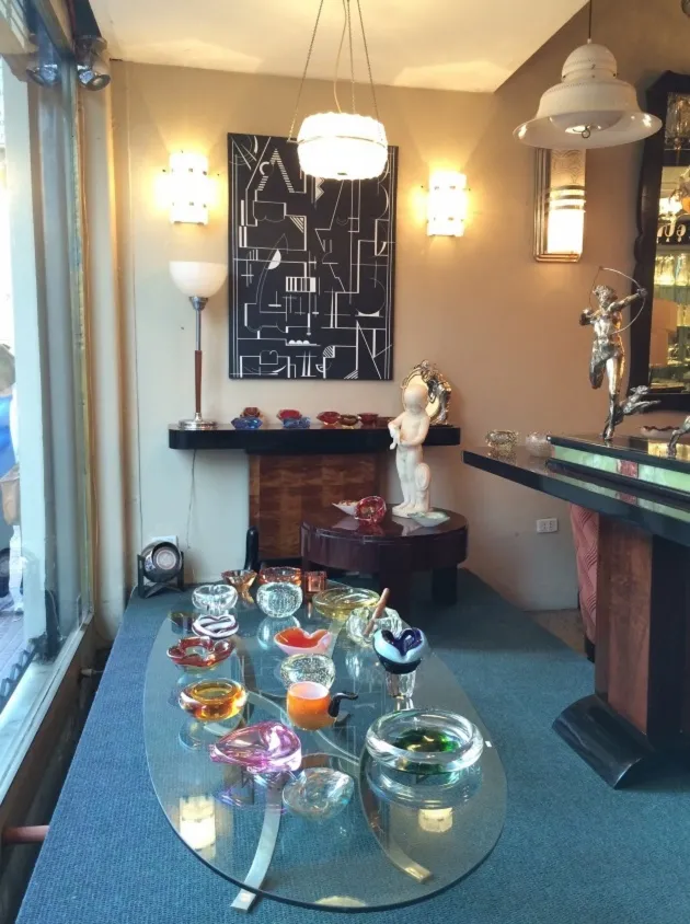 温かい光のある古風なテーブルランプの心地よい雰囲気