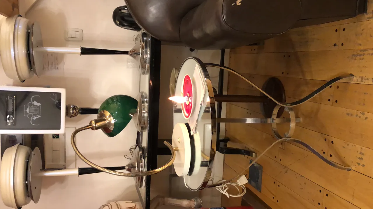 Lampe de bureau antique avec base dorée et abat-jour vert dans un cadre élégant