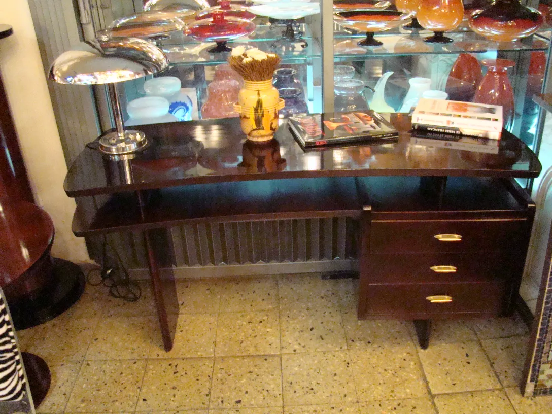 Lampada da tavolo antica con luce brillante su un tavolo.