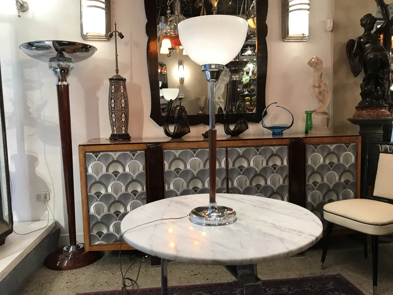 lampara de mesa antigua con base elegante y pantalla blanca, decorando un ambiente clásico