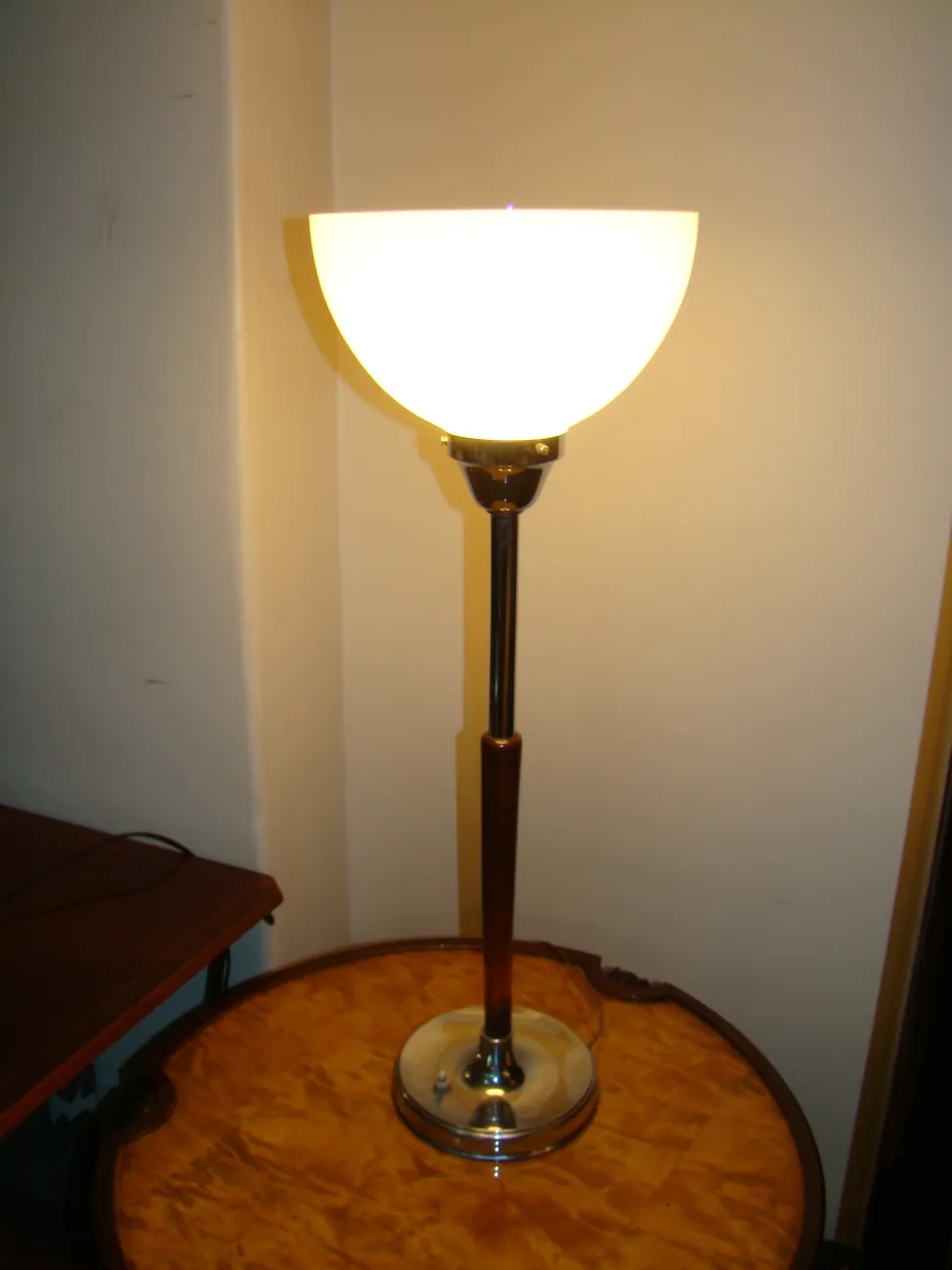 Lampe de bureau ancienne avec base brillante dans une pièce