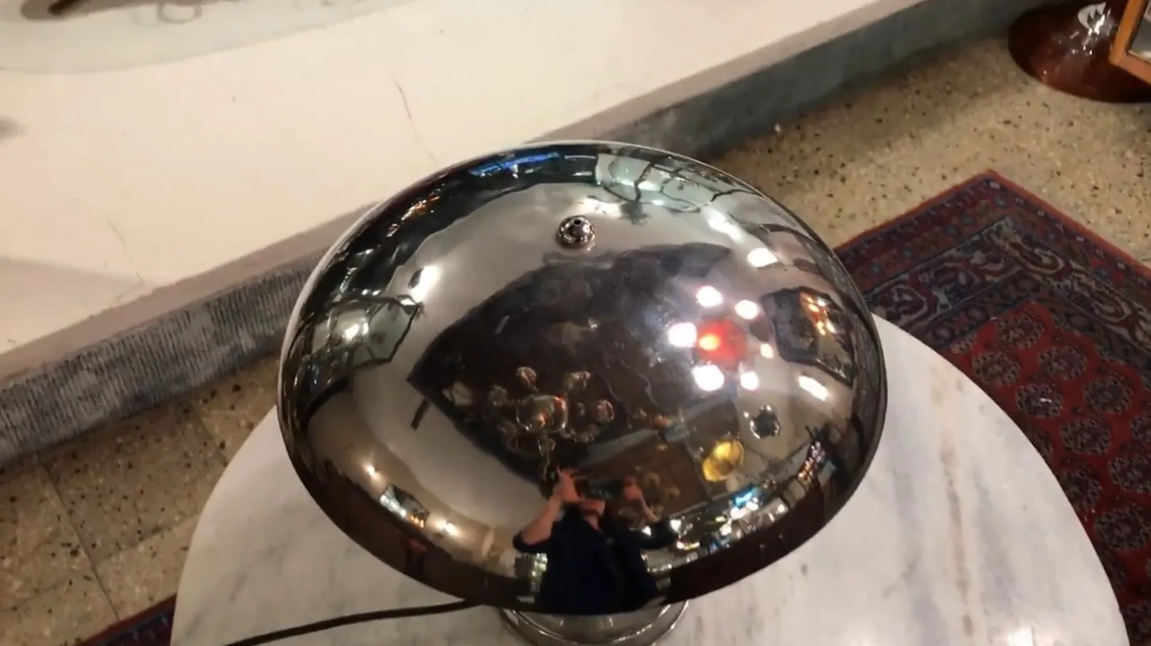 antike Tischlampe mit glänzendem Design und Spiegel, gemütliche Atmosphäre