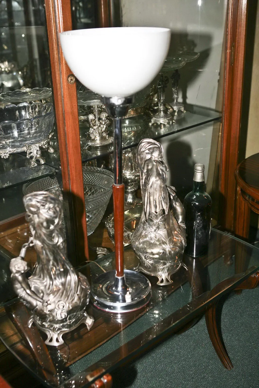 Eine antike Tischlampe mit elegantem Design.