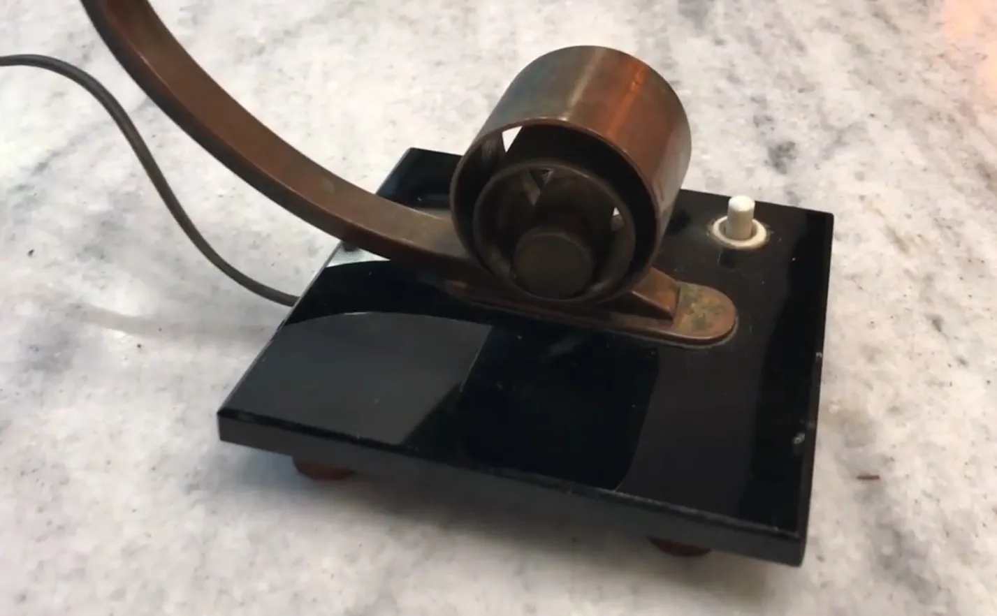 antigua lámpara de mesa con base negra y forma elegante