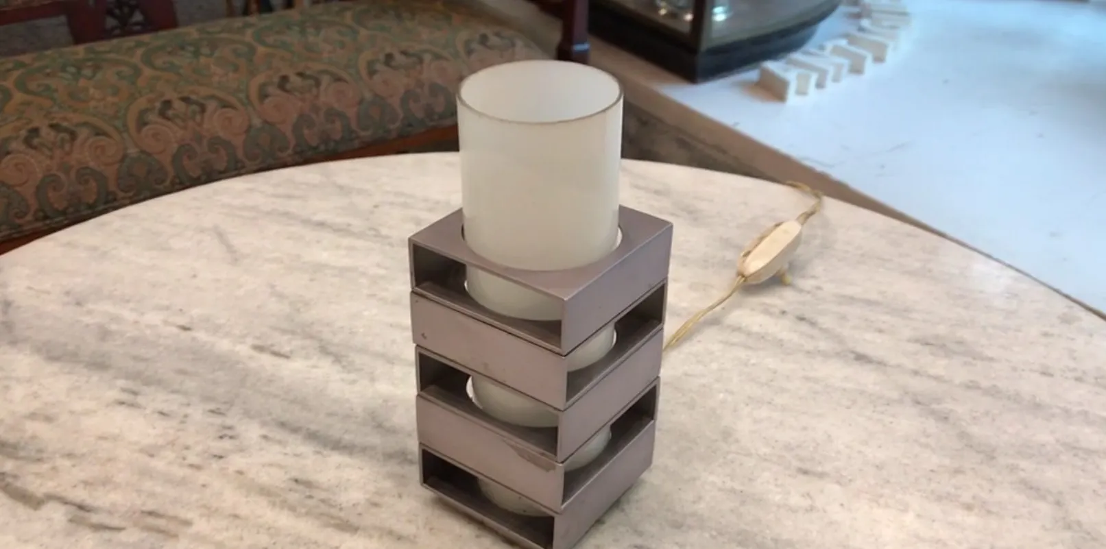 lampada da tavolo antica con base in metallo di forma moderna, ambiente accogliente