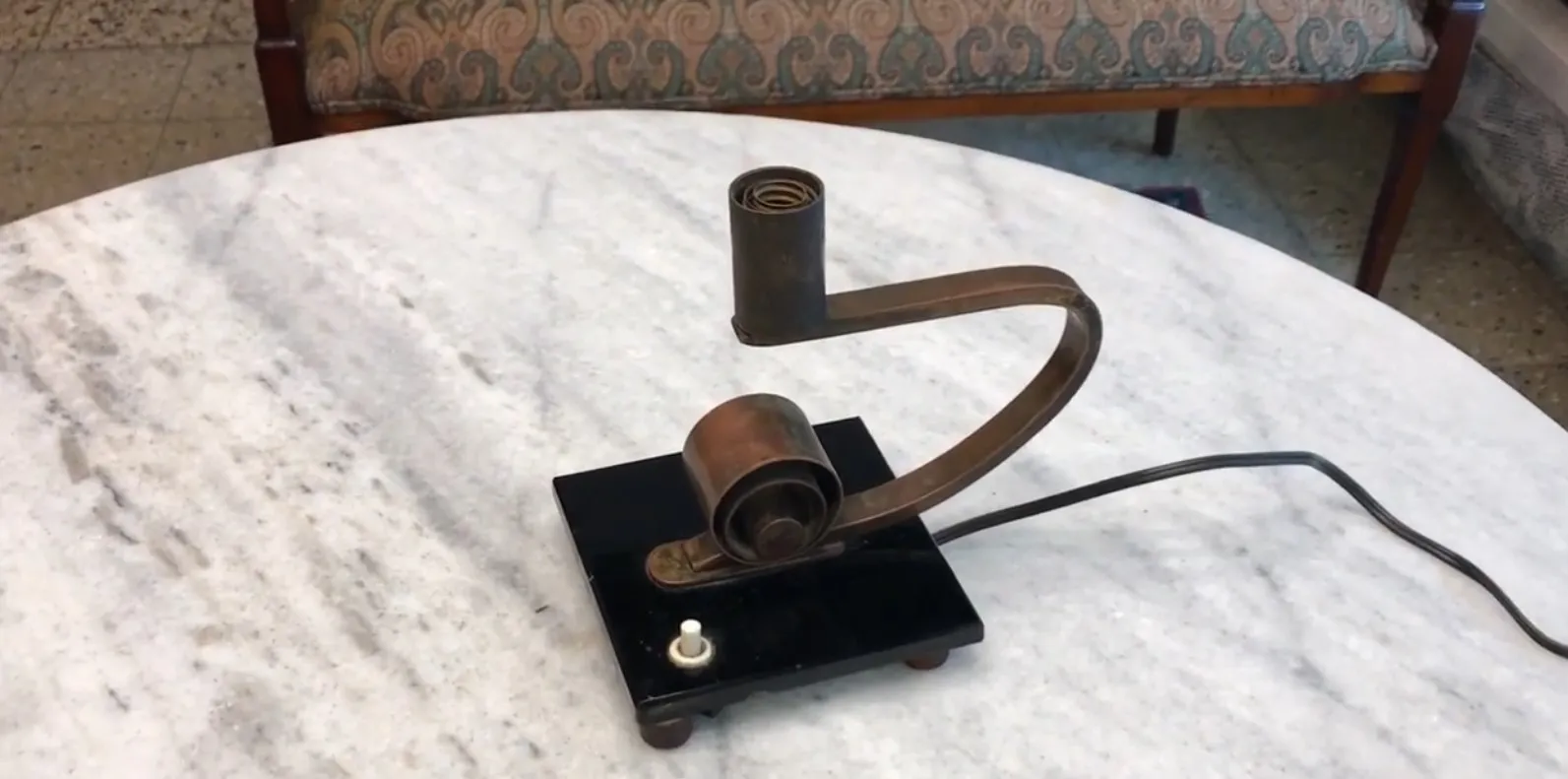 Antike Tischlampe mit einzigartigem Design auf einem Marmortisch