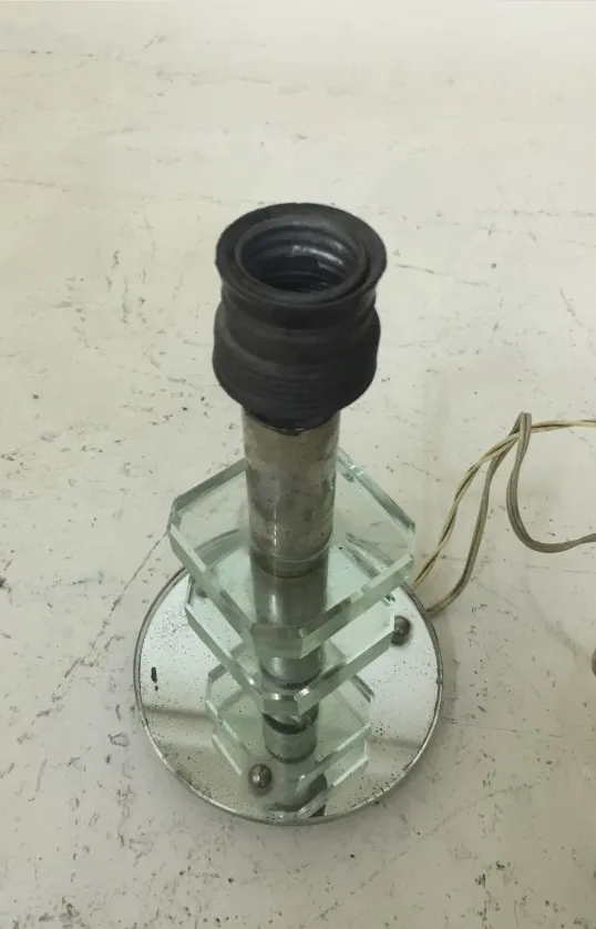 Dettagli di una lampada da tavolo antica progettata da Adnet Jacques, con base geometrica.