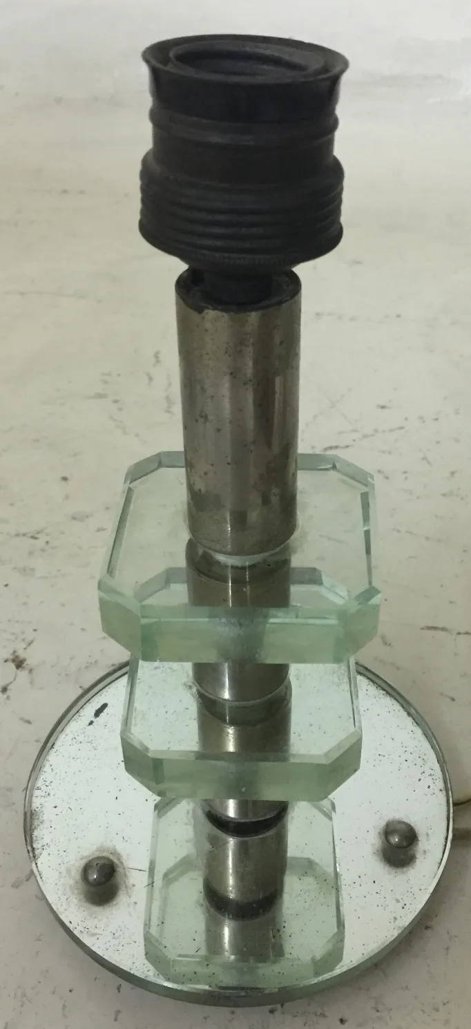 старая настольная лампа с круглой основой и стеклянными деталями, ретро атмосферу