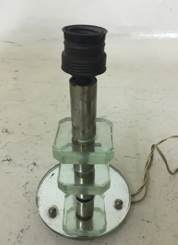 alte tischlampe mit glassockel und elegantem design