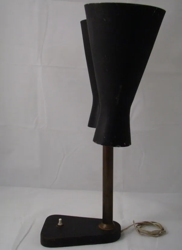 Lámpara de mesa antigua con forma elegante y única, de Serge Mouille.