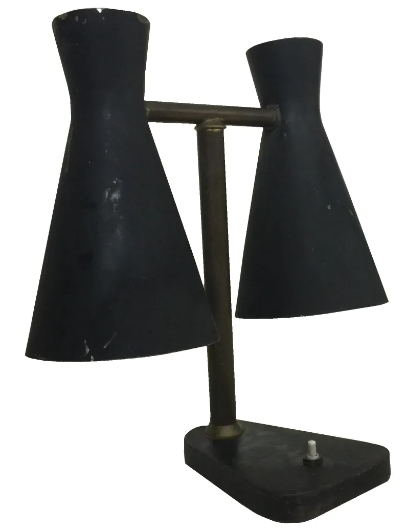 Lampada da tavolo antica con paralumi a forma di imbuto e base decorativa.