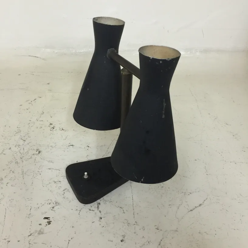 lampara de mesa antigua con forma cónica y base negra