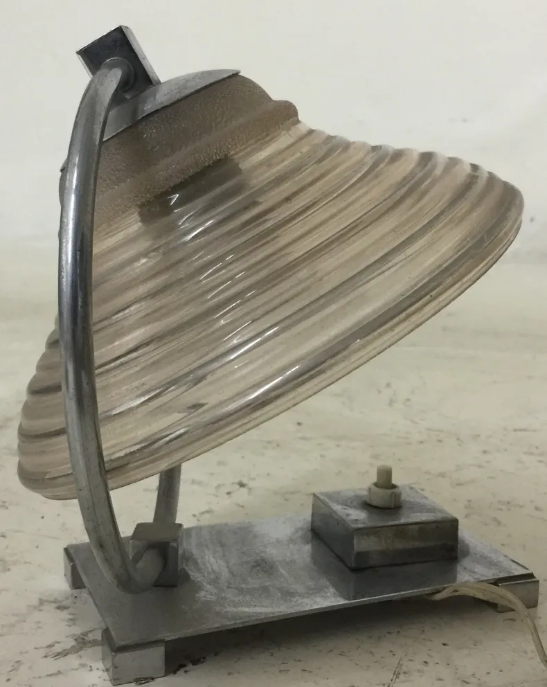 Lampe de bureau ancienne au design simple et moderne, parfaite pour la décoration.