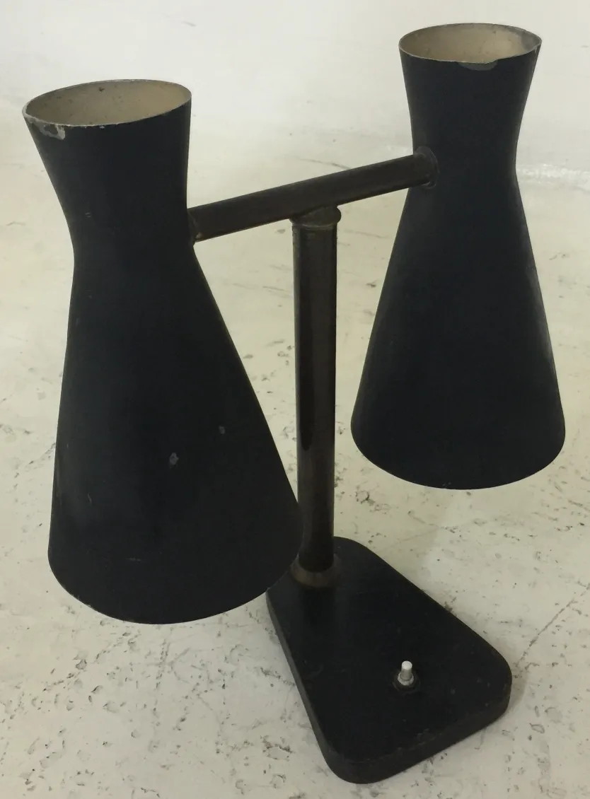 Antike Tischlampe mit zwei schwarzen Schirmen in einem modernen Raum.