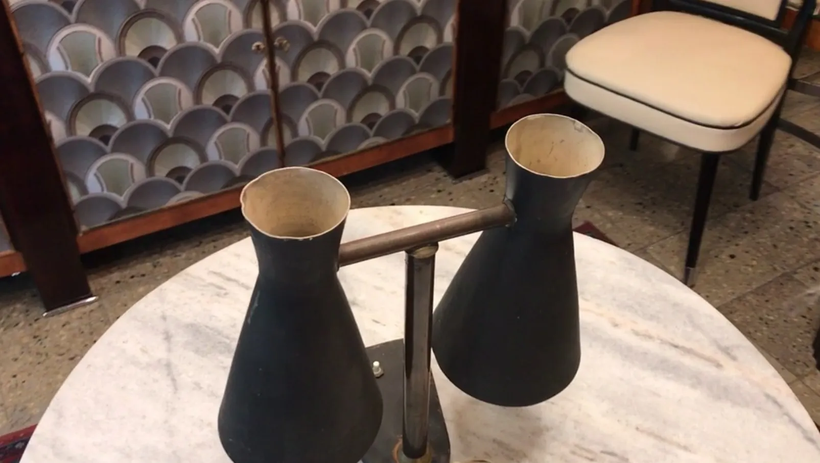 Lampe de bureau ancienne avec deux abat-jour noirs dans un cadre accueillant