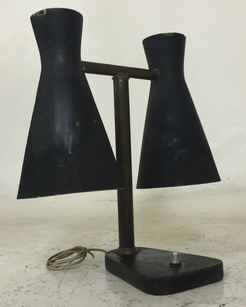 Ancienne lampe de bureau avec deux abat-jour noirs, design classique.