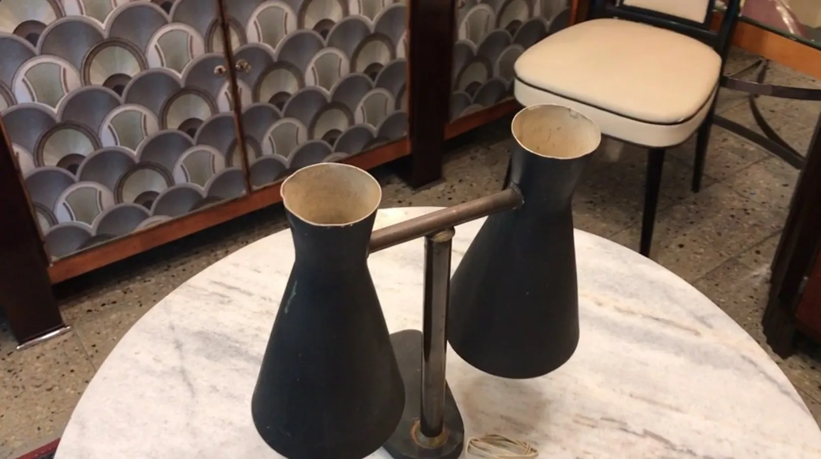 lampada da tavolo antica a due paralumi neri, serge mouille