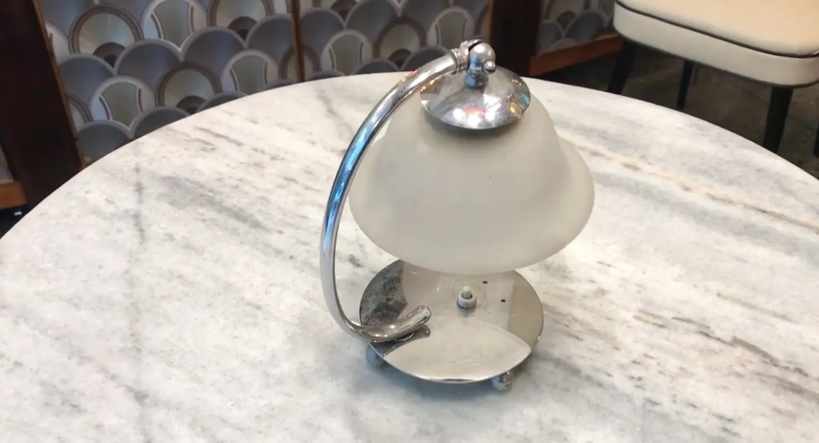 Lampada da tavolo antica con design semplice su tavolo in marmo.