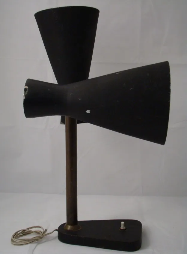 Lampada da tavolo antica con due bracci a cono neri.