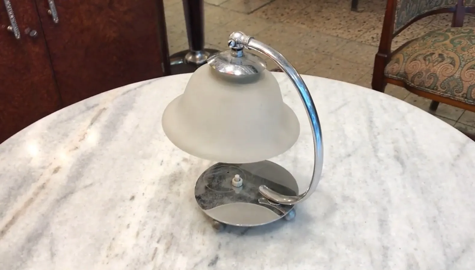 alte Tischlampe mit elegantem Design und runder Basis, sanfte Beleuchtung in einer gemütlichen Umgebung