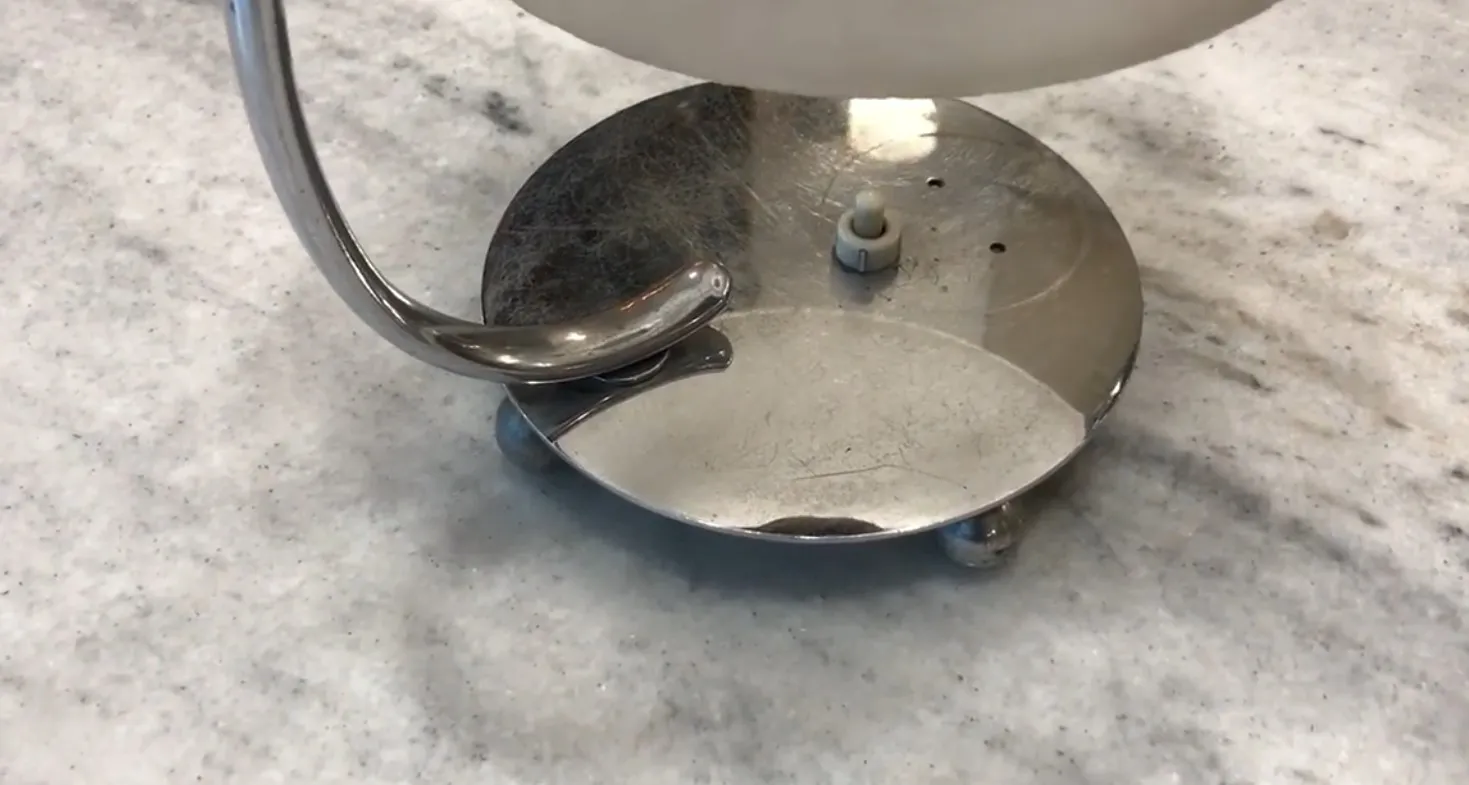 antigua lámpara de mesa con base decorativa Jean Perzel, ambiente neutro