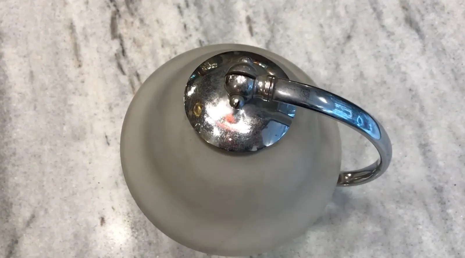 Antica lampada da tavolo con base lucida in un ambiente elegante.