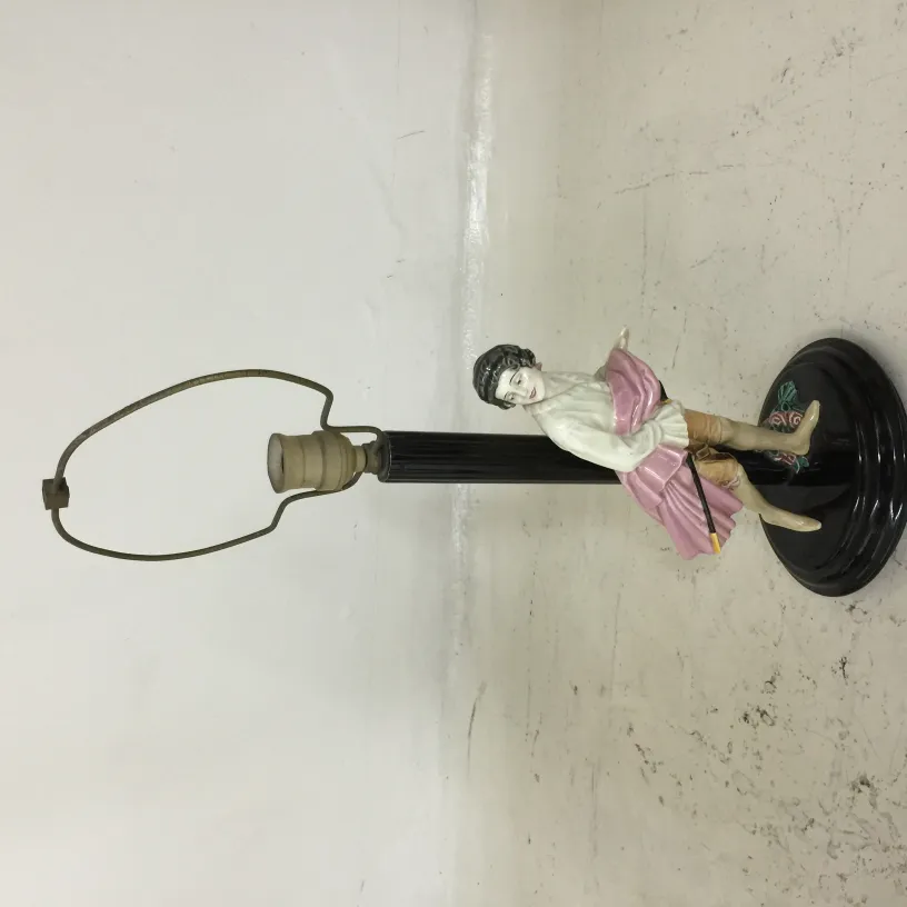 Lampe de bureau ancienne avec figure iconique et base décorative