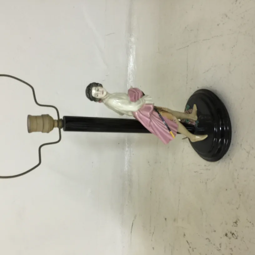 Lampada da tavolo antica con base nera e figura decorativa